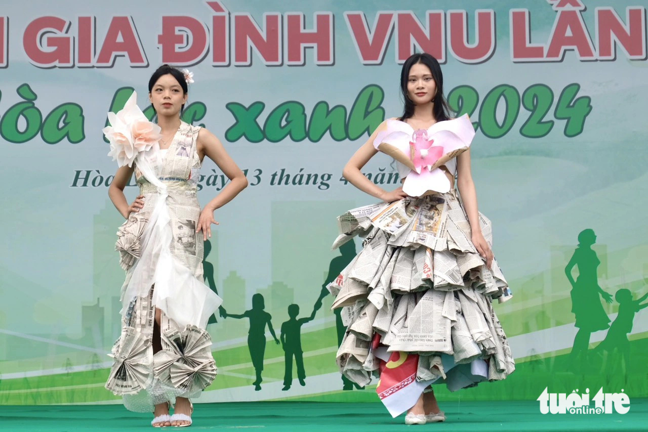 Túi ni lông, bao tải... thời trang tái chế của sinh viên cuốn hút như 'hàng hiệu'- Ảnh 2. Túi ni lông, bao tải... thời trang tái chế của sinh viên cuốn hút như 'hàng hiệu'- Ảnh 2.