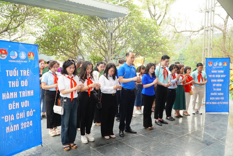 Đoàn công tác của tuổi trẻ Thủ đô viếng các anh hùng liệt sỹ - Ảnh: Thành Trung