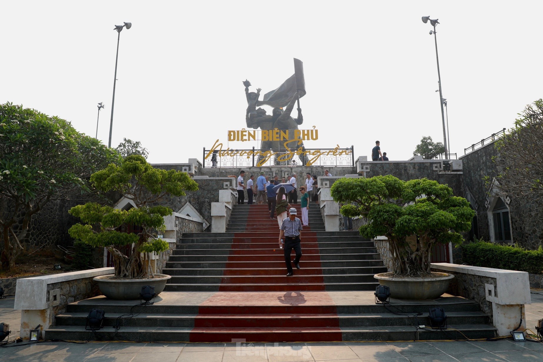 Tượng đài Chiến thắng Điện Biên Phủ những ngày gần đại lễ ảnh 1