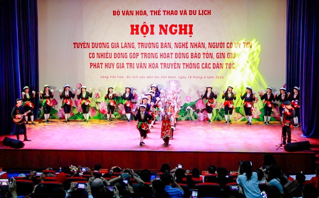 Già làng, trưởng bản, nghệ nhân, người có uy tín là người "giữ lửa" cho văn hóa truyền thống các dân tộc - Ảnh 1. Già làng, trưởng bản, nghệ nhân, người có uy tín là người "giữ lửa" cho văn hóa truyền thống các dân tộc - Ảnh 1.