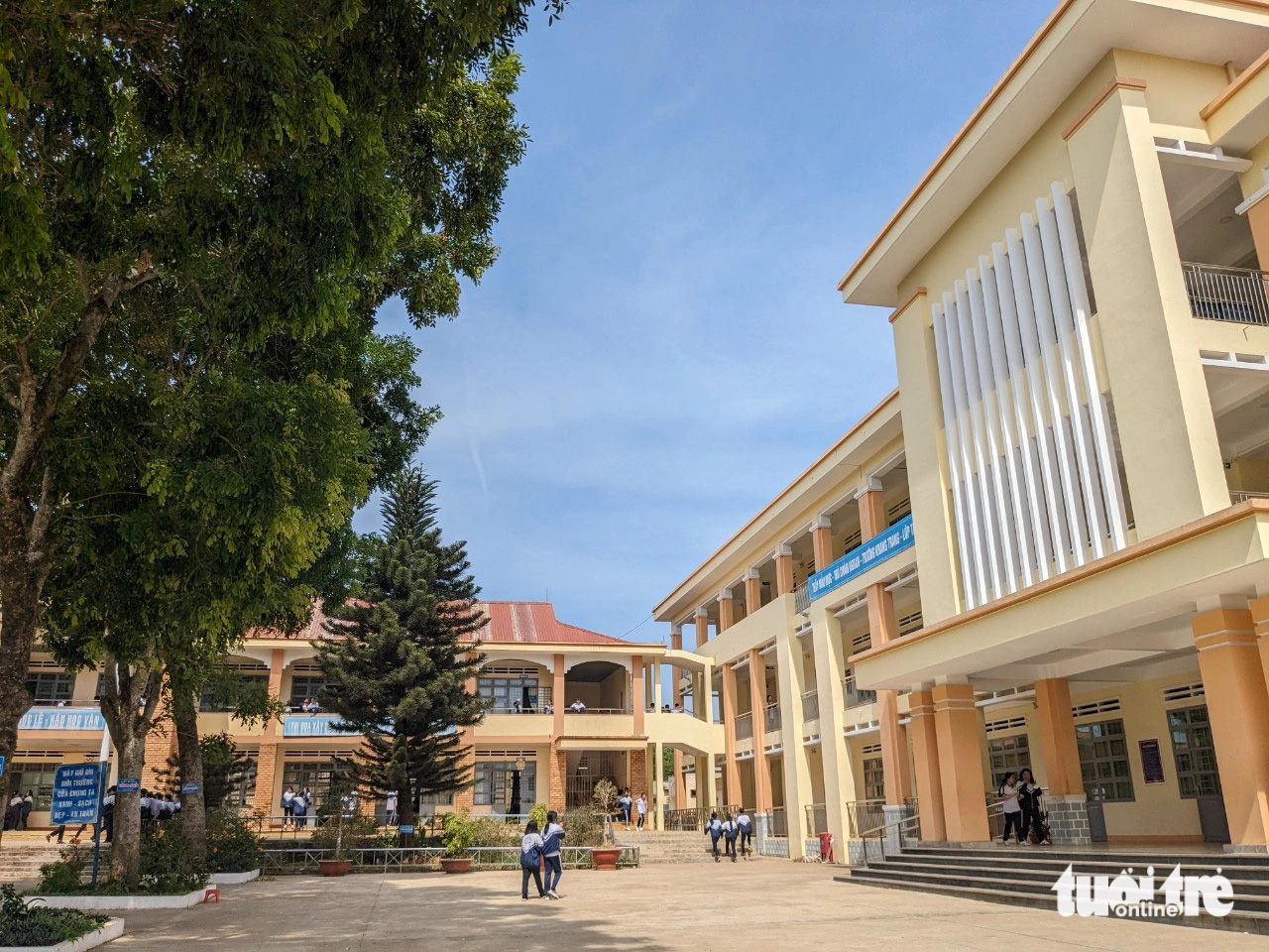 Tuyển sinh lớp 10: Gia Lai chỉ xét tuyển, đỡ tốn kém- Ảnh 1. Học sinh một trường học tại TP Pleiku, tỉnh Gia Lai, trong giờ giải lao - Ảnh: TẤN LỰC