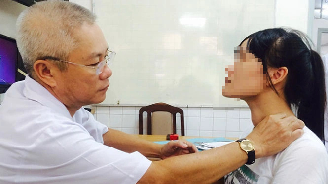 U giáp, ung thư tuyến giáp nên giữ hay cắt bỏ?- Ảnh 1. Khám cho bệnh nhân u tuyến giáp - Ảnh minh họa