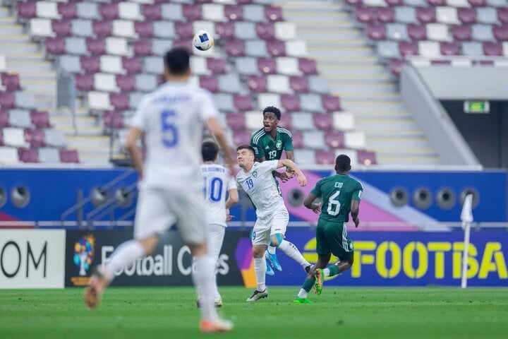 Uzbekistán U23 (blanco) aprovechó la oportunidad mejor que Arabia Saudita U23.