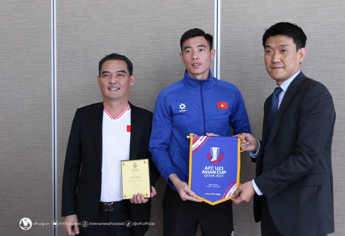 U.23 Việt Nam được AFC cấp thiết bị đặc biệt, nhưng bị cấm làm điều này- Ảnh 1. Trưởng đoàn Nguyễn Quốc Hội (bìa trái) và thủ môn Quan Văn Chuẩn đại diện U.23 Việt Nam nhận kỷ niệm chương, cờ lưu niệm tham dự VCK U.23 châu Á 2024 của AFC
