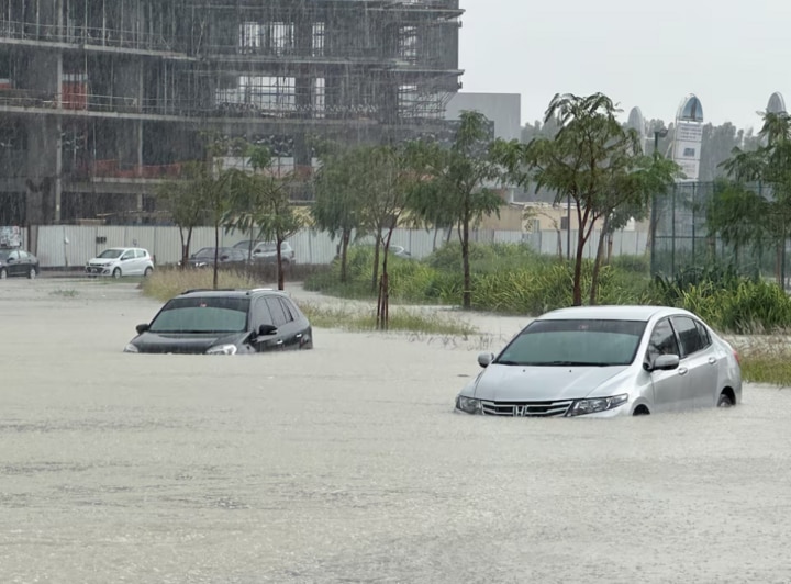 Ô tô ngập trong nước ở Dubai sau trận mưa lịch sử. (Ảnh: Reuters)