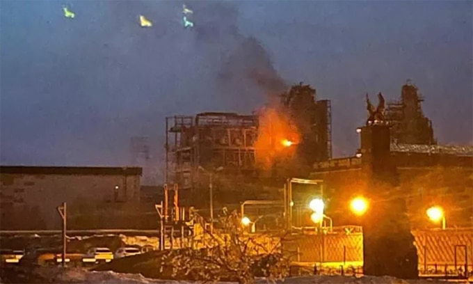 Đám cháy tại nhà máy lọc dầu Taneko ở Cộng hòa Tatarstan thuộc Nga sau vụ tập kích của Ukraine ngày 2/4. Ảnh: EMERCOM