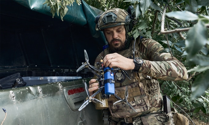 Binh sĩ Ukraine chuẩn bị drone mang thuốc nổ trên tiền tuyến ở tỉnh Zaporizhzhia tháng 7/2023. Ảnh: AP