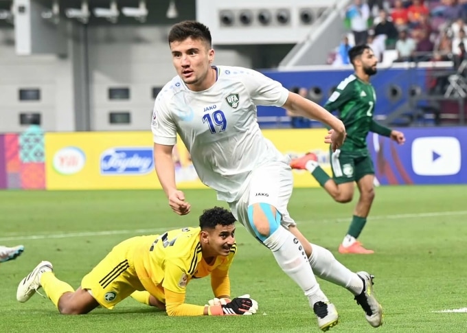 Norchaev (camiseta blanca) abrió el marcador para Uzbekistán en la victoria por 2-0 sobre Arabia Saudita en los cuartos de final asiáticos U23 2024 Foto: UFA.