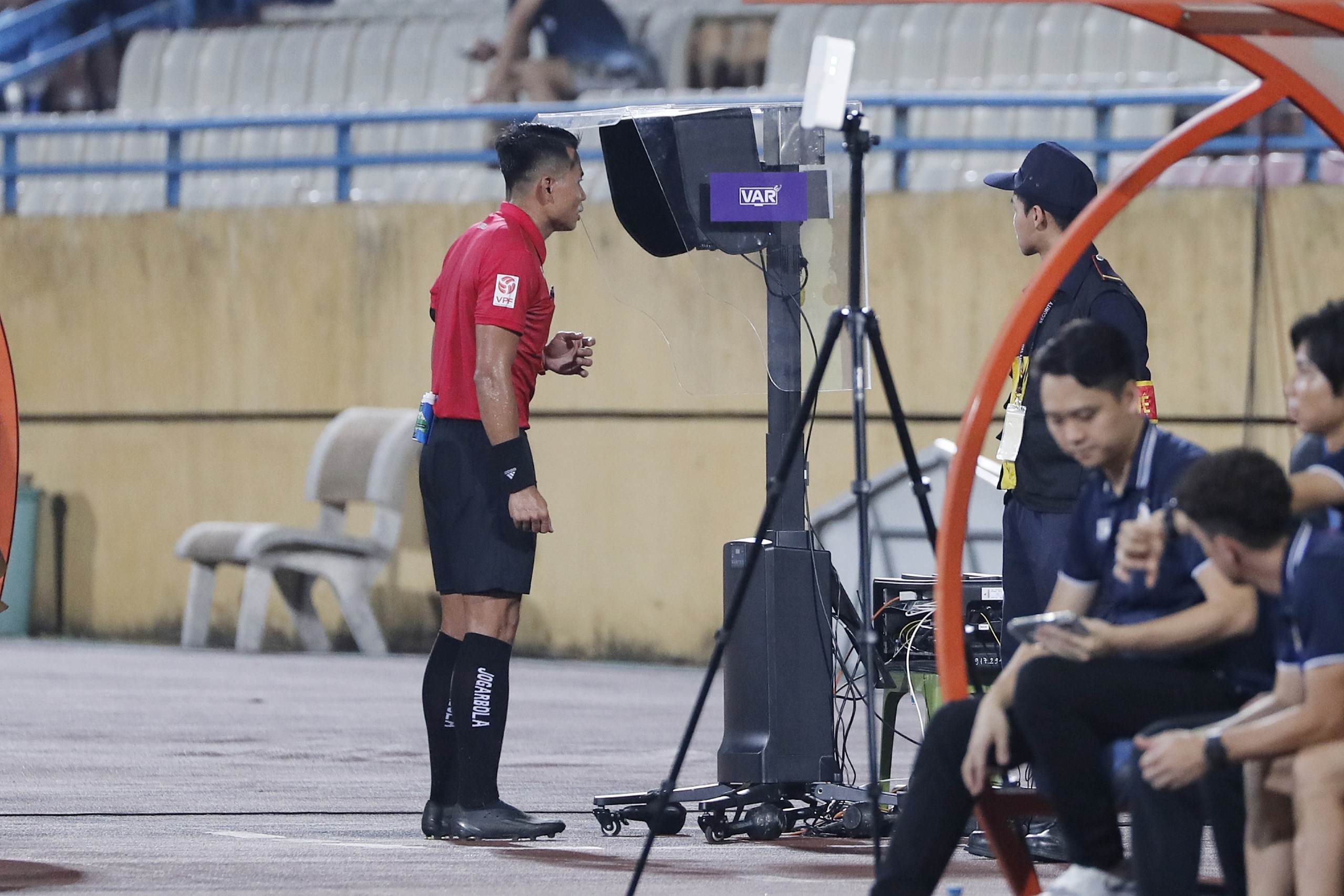 VAR bước chân vào V-League - Ảnh 1. Trọng tài sử dụng VAR tại V-League mùa giải 2023-2024
