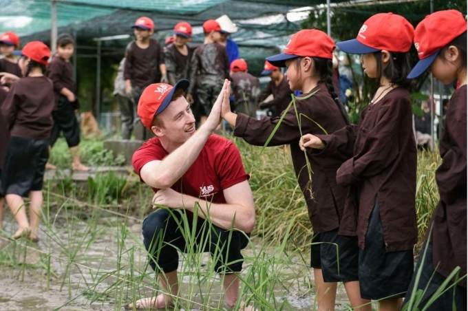 Học viên VUS hóa thân thành những người nông dân. Ảnh: VUS