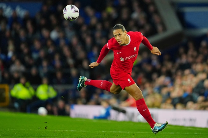 Liverpool defender Virgil van Dijk clears the ball in the 0-2 loss to Everton at Goodison Park on April 24. Photo: AP