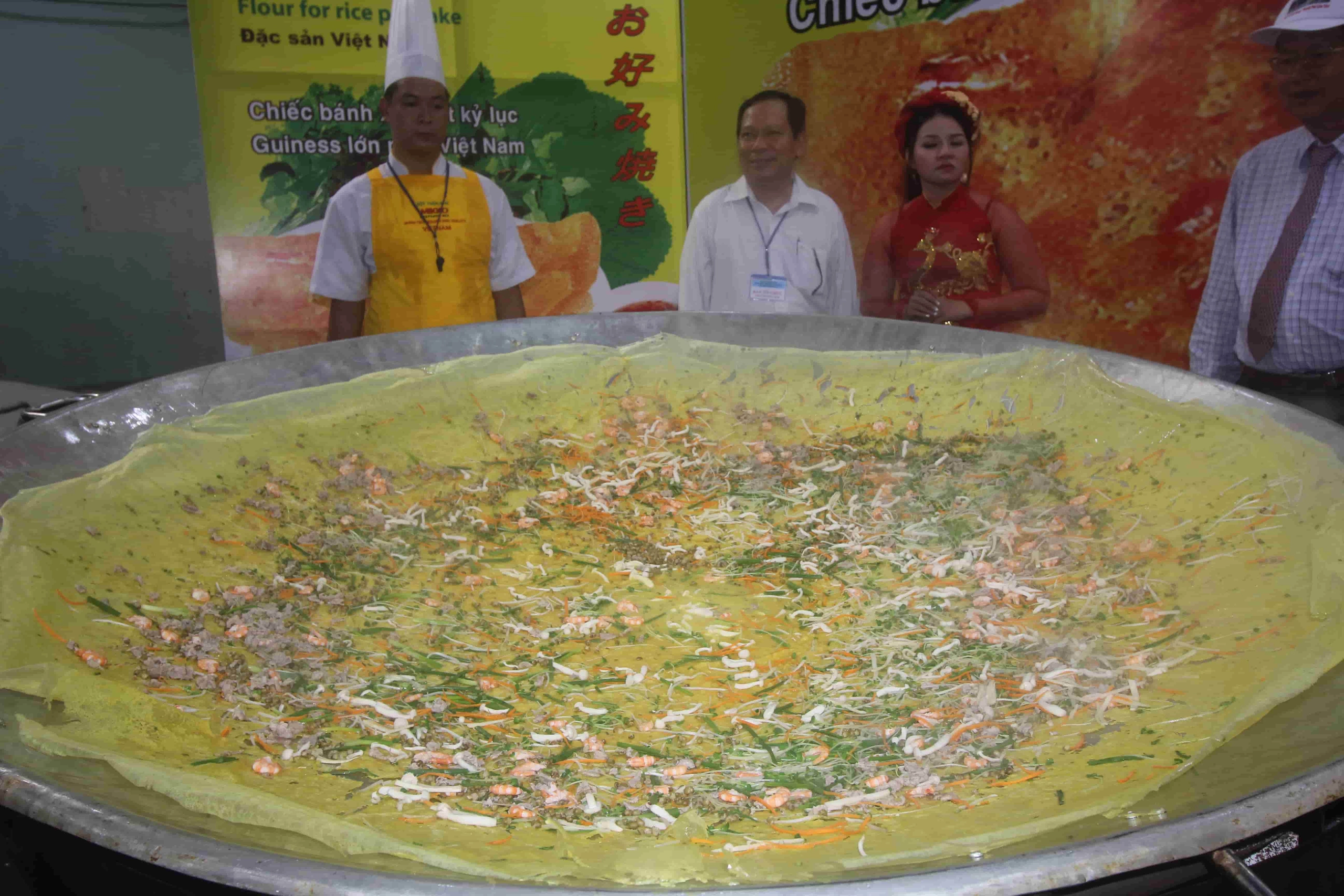 Về Cần Thơ ăn bánh xèo 3 mét do 14 đầu bếp làm trong lễ hội bánh Nam Bộ- Ảnh 1. Về Cần Thơ ăn bánh xèo 3 mét do 14 đầu bếp làm trong lễ hội bánh Nam Bộ- Ảnh 1.
