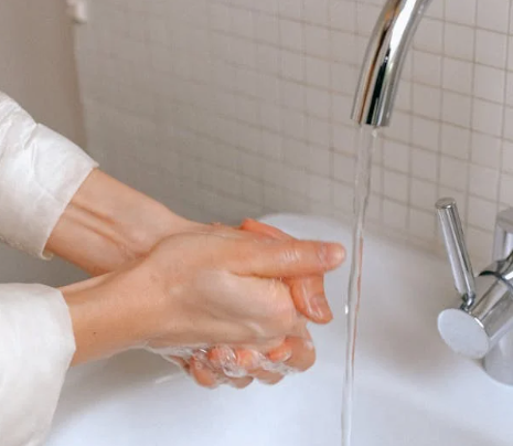 Vi rút hợp bào hô hấp (RSV) gây ra những bệnh gì, nguy hiểm không?- Ảnh 2. Cần rửa tay thường xuyên bằng nước với xà phòng trong ít nhất 20 giây để phòng ngừa các bệnh lây qua đường hô hấp