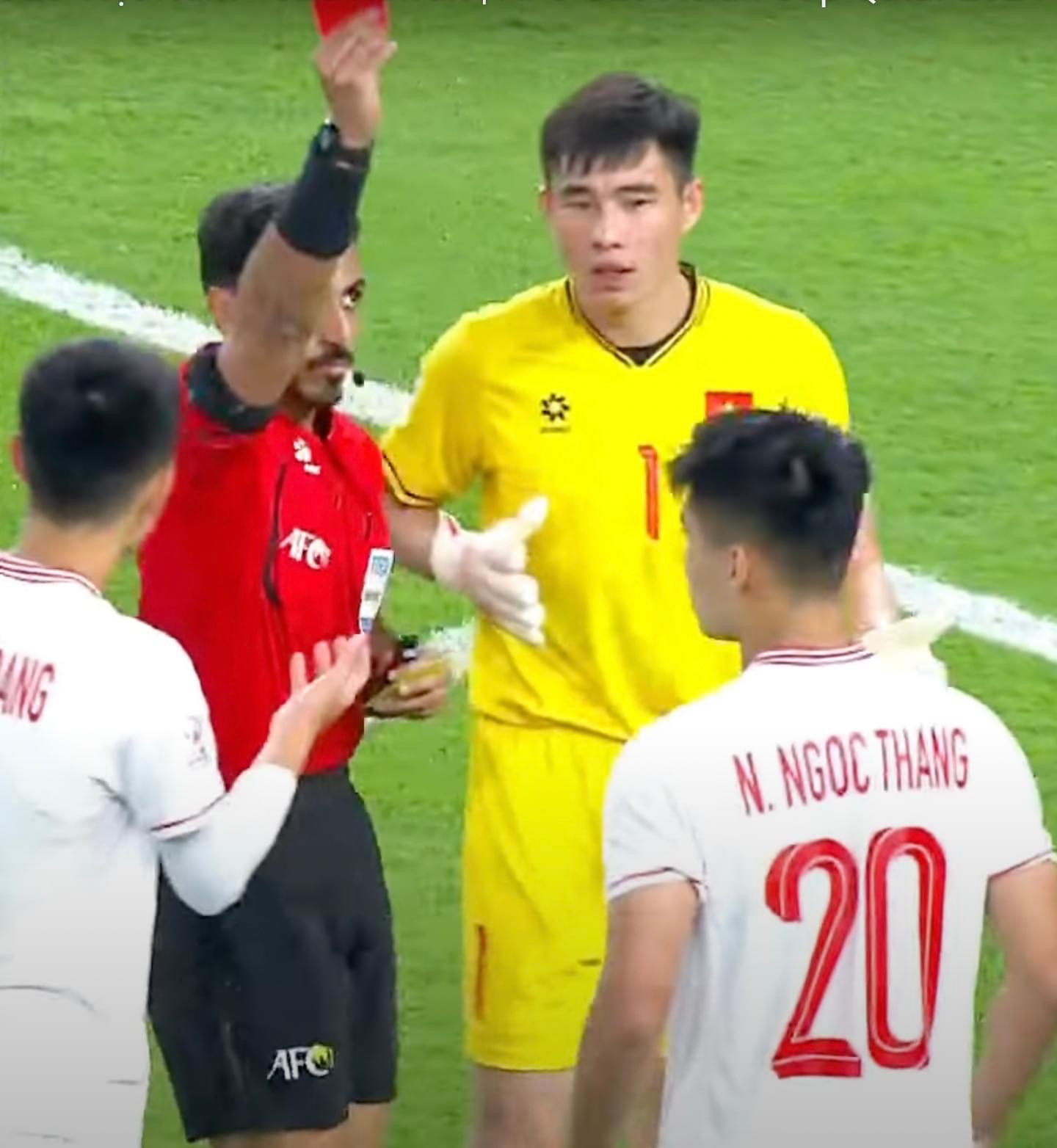 Vì sao cầu thủ Việt Nam hay nhận thẻ đỏ ở đấu trường châu lục?- Ảnh 2. Vì sao cầu thủ Việt Nam hay nhận thẻ đỏ ở đấu trường châu lục?- Ảnh 2.