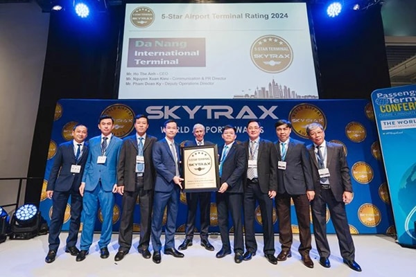 La terminal internacional T2 del aeropuerto de Da Nang recibió el certificado de calificación Skytrax de 5 estrellas en Alemania. Foto de : AHT