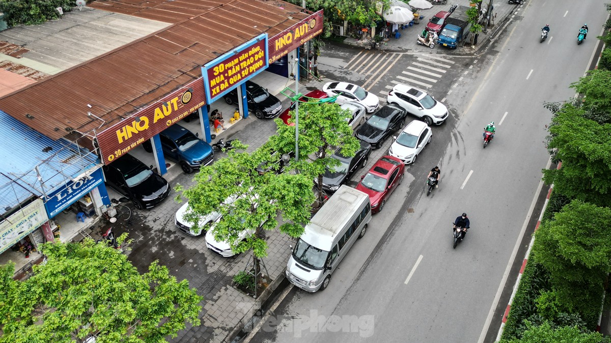 Hà Nội: Vỉa hè thành bãi đỗ, xe sang tranh chỗ người đi bộ ảnh 1