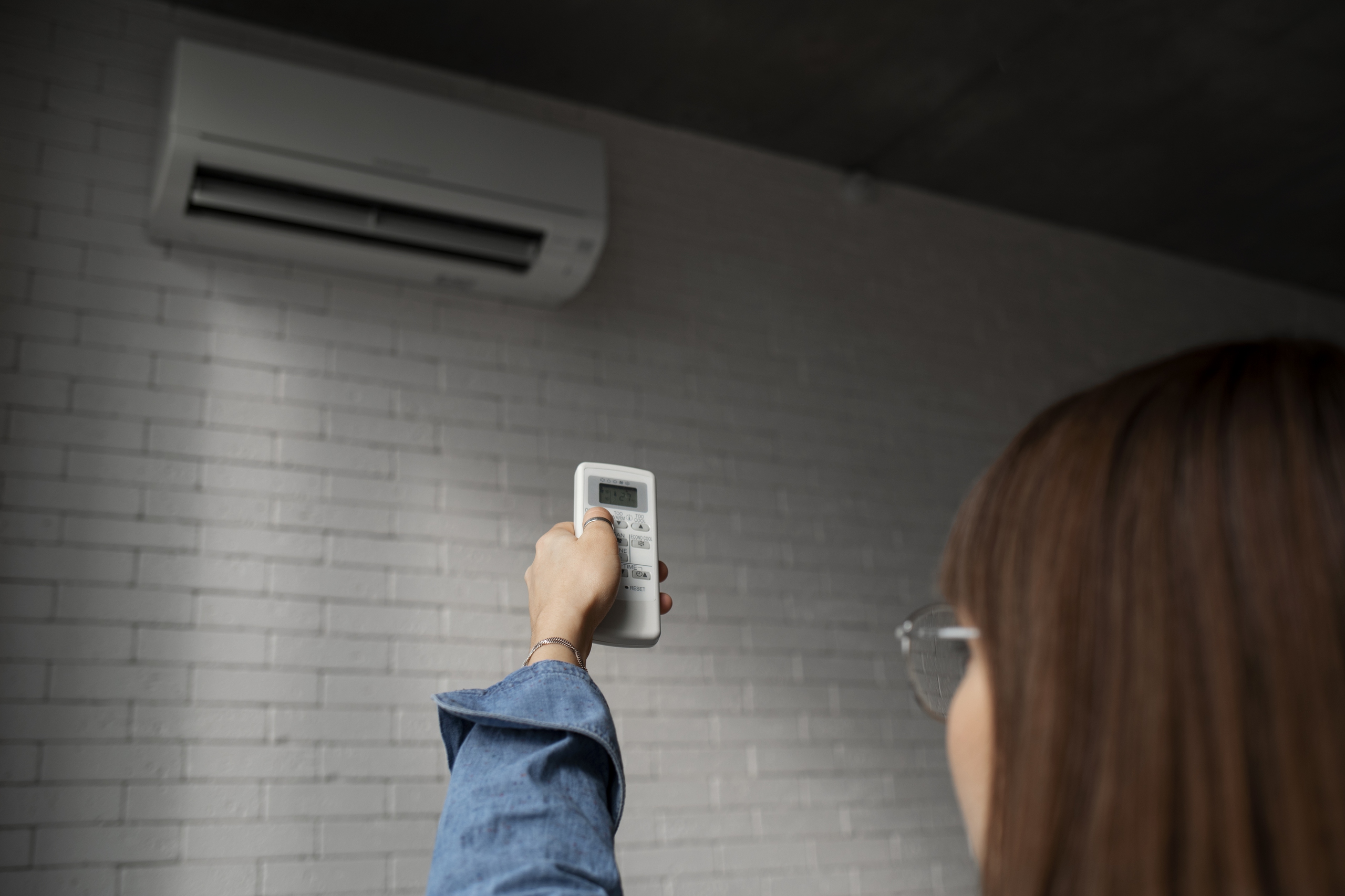 Viêm họng vì dùng máy lạnh liên tục, bác sĩ chỉ ra nhiệt độ phù hợp- Ảnh 2. Để phòng ngừa viêm họng khi trời nắng nóng, nếu dùng máy lạnh không nên để nhiệt độ dưới 26 độ C