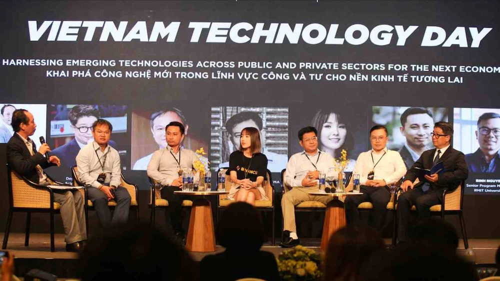 المتحدثون في جلسة المناقشة في حدث يوم التكنولوجيا في فيتنام