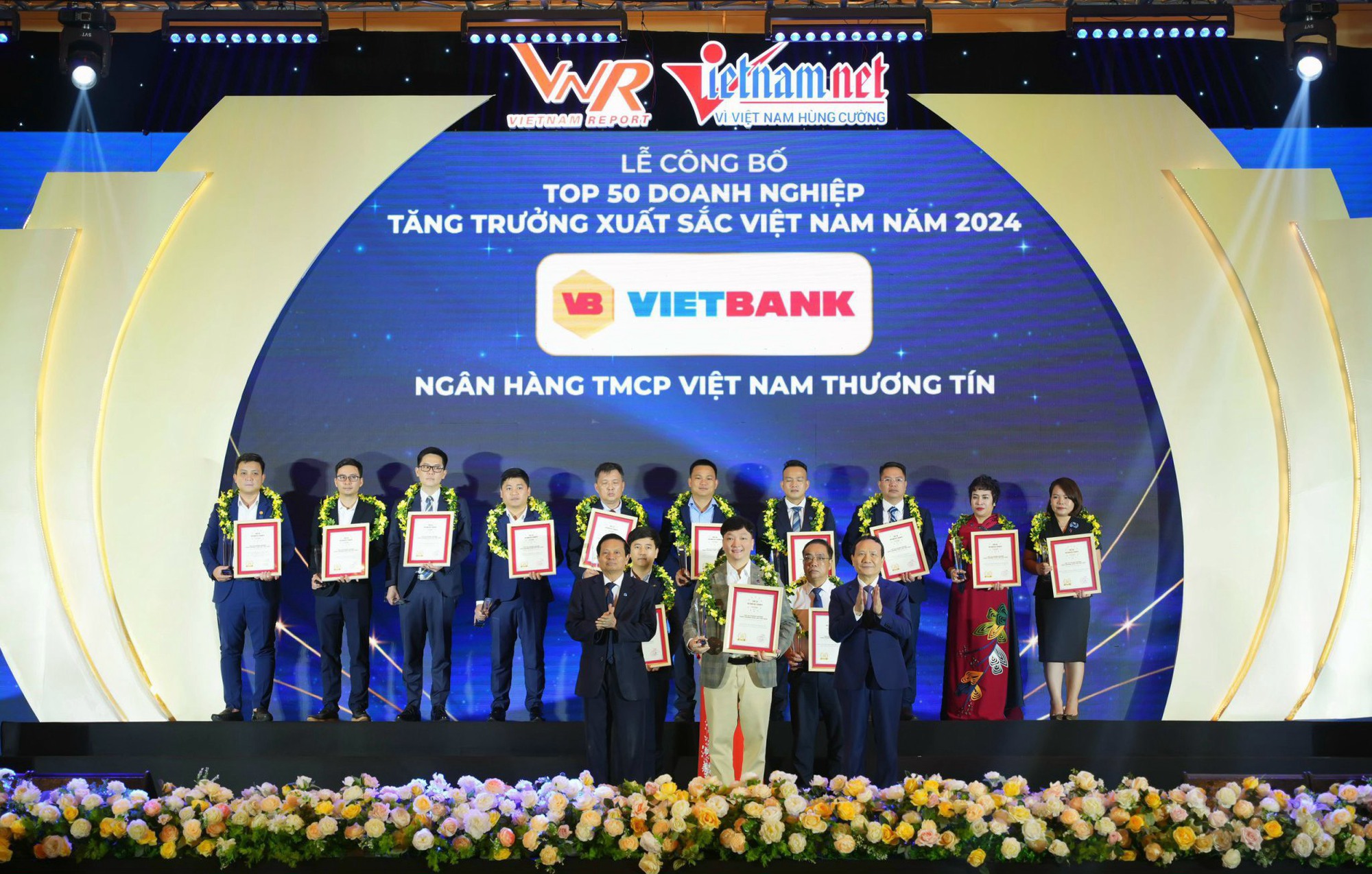 Ông Nguyễn Tiến Sỹ, đại diện Vietbank nhận giải thưởng top 50 doanh nghiệp tăng trưởng xuất sắc Việt Nam năm 2024