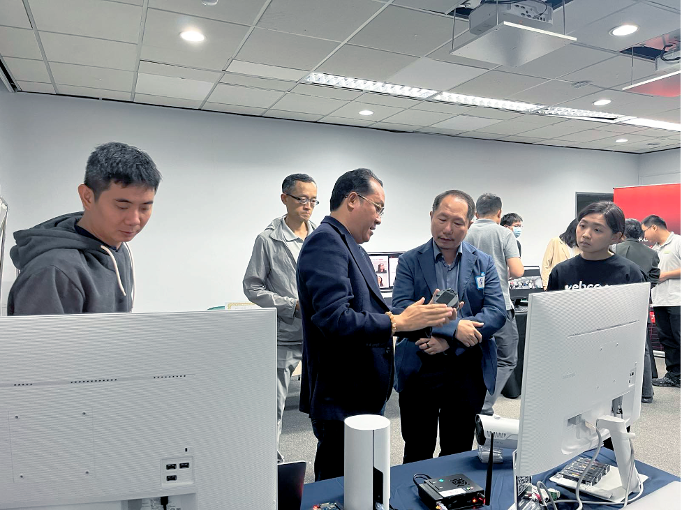 Chairman of ASRock Industrial (second from right) - one of the world's leading enterprises in industrial IoT devices and solutions - is exploring VinCSS solutions at the event