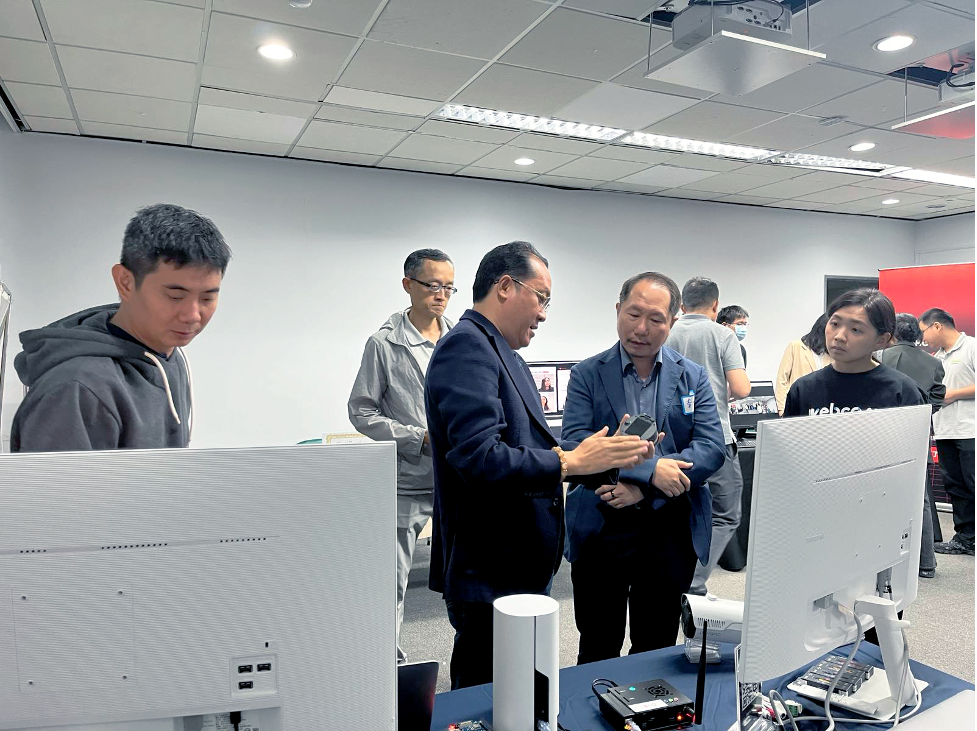 VinCSS giới thiệu giải pháp giúp tối ưu chi phí bảo mật cho doanh nghiệp- Ảnh 1. Chủ tịch ASRock Industrial (thứ hai từ phải sang) - một trong những doanh nghiệp hàng đầu thế giới về thiết bị và giải pháp IoT cho công nghiệp - đang khám phá các giải pháp của VinCSS tại sự kiện