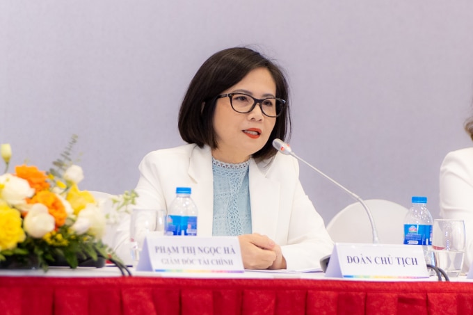 Phó chủ tịch Hội đồng quản trị Vincom Retail Trần Mai Hoa tại phiên họp thường niên sáng 23/4. Ảnh: VRE