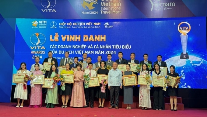 Đại diện Vinpearl nhận giải thưởng tại Vietnam Travel Awards 2023. Ảnh: Vinpearl