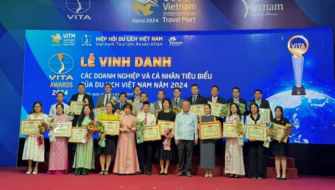 Đại diện Vinpearl nhận giải thưởng tại Vietnam Travel Awards 2023. Ảnh: Vinpearl