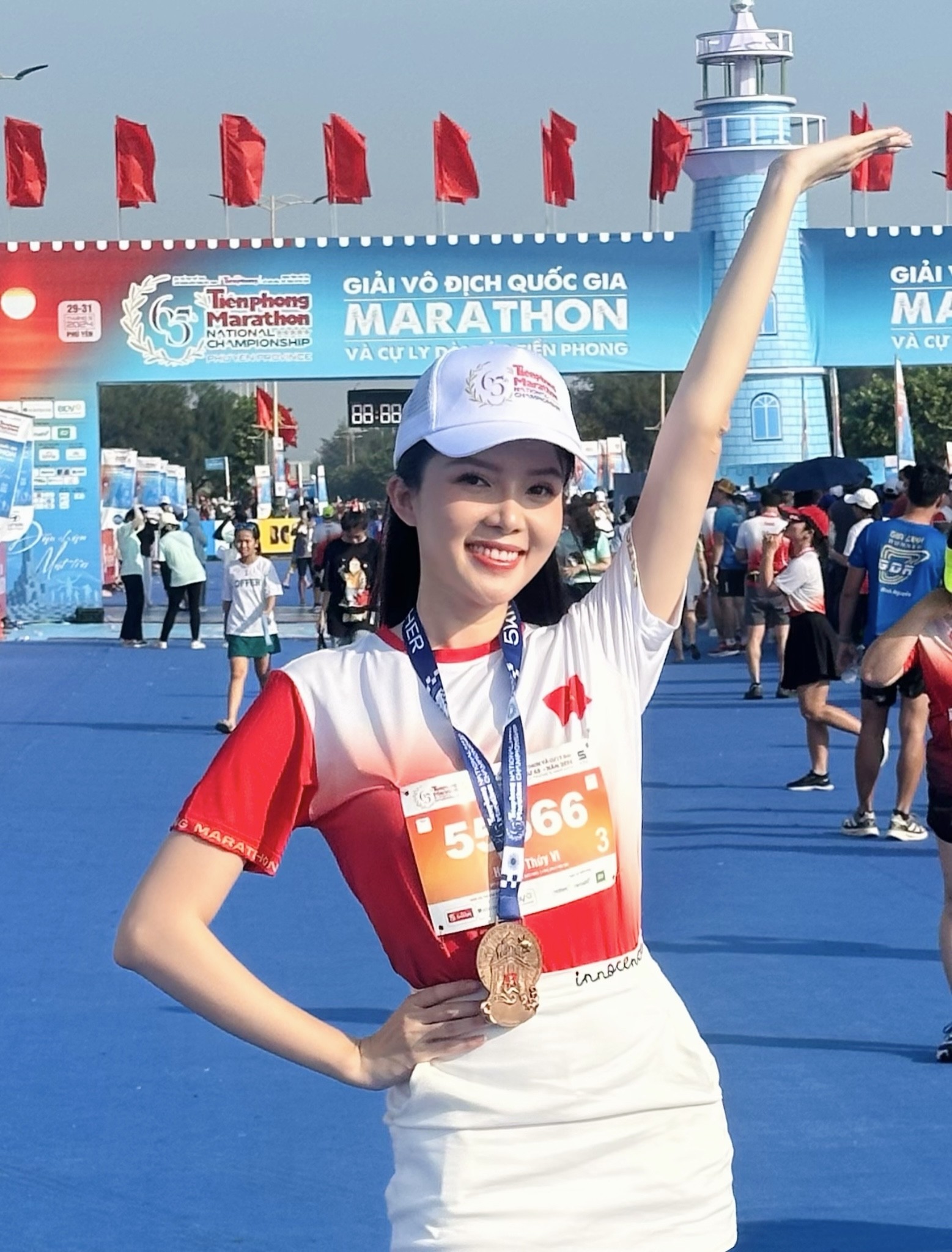 Vợ chồng Á hậu Phương Anh chạy 10km, Hoa khôi Thúy Vi về đích nhẹ nhàng ở Tiền Phong Marathon 2024 ảnh 6