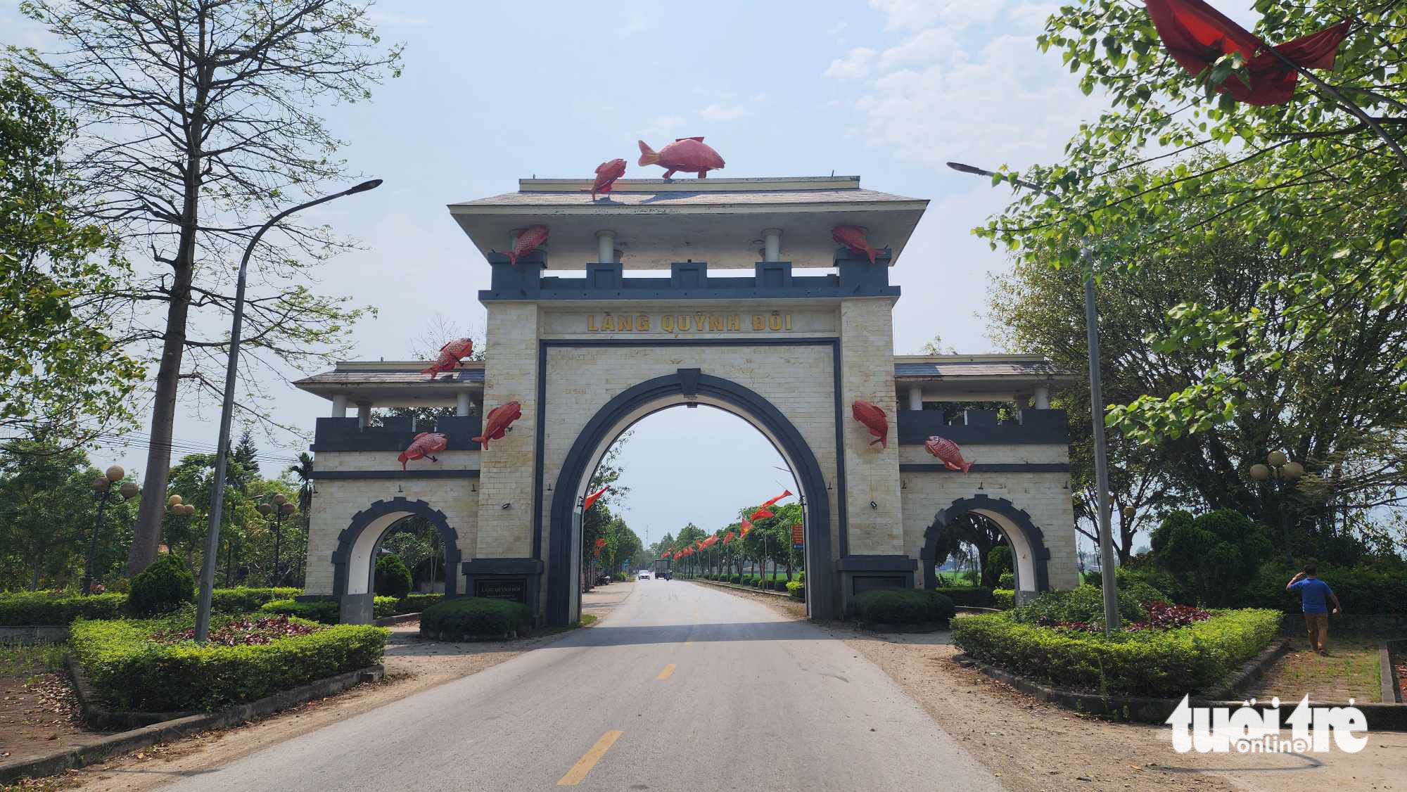 Vụ đặt tên xã Đôi Hậu sau sáp nhập: Vì sao chọn tên mới Quỳnh An?- Ảnh 1. Cổng làng vào xã Quỳnh Đôi, huyện Quỳnh Lưu, Nghệ An - Ảnh: DOÃN HÒA