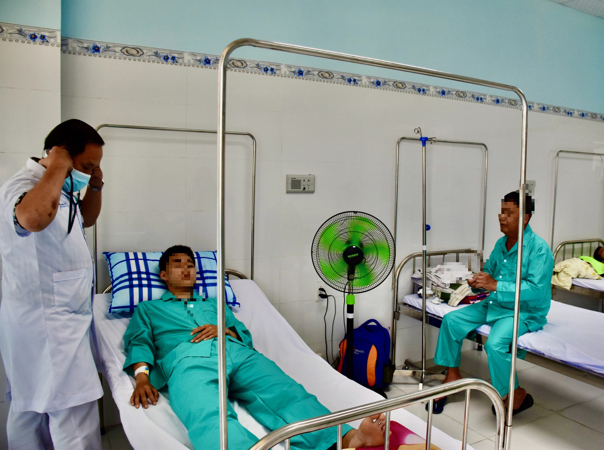 Vụ ngộ độc ăn cơm gà ở Nha Trang: Không đủ cơ sở để xác định thức ăn nào là nguyên nhân gây ngộ độc- Ảnh 1. Bệnh nhân vụ ngộ độc cơm gà Trâm Anh điều trị tại Bệnh viện Đa khoa Yersin Nha Trang trước đó - Ảnh: MINH CHIẾN