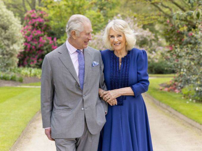 El rey Carlos III (izquierda) y la reina Camilla en el jardín del Palacio de Buckingham el 10 de abril. Foto: AP