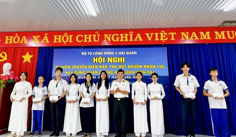 Región 4 La Marina lleva información sobre el mar y las islas a los estudiantes de la provincia de Ninh Thuan
