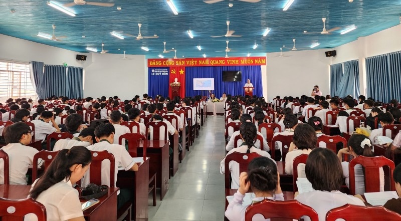 Región 4 La Marina lleva información sobre el mar y las islas a los estudiantes de la provincia de Ninh Thuan