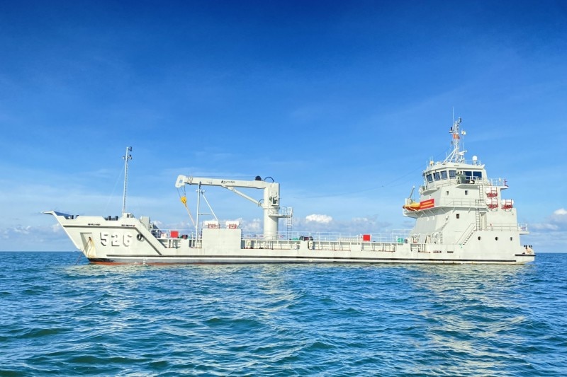 Vùng 5 Hải quân cấp nước ngọt cho người dân đảo Hòn Chuối