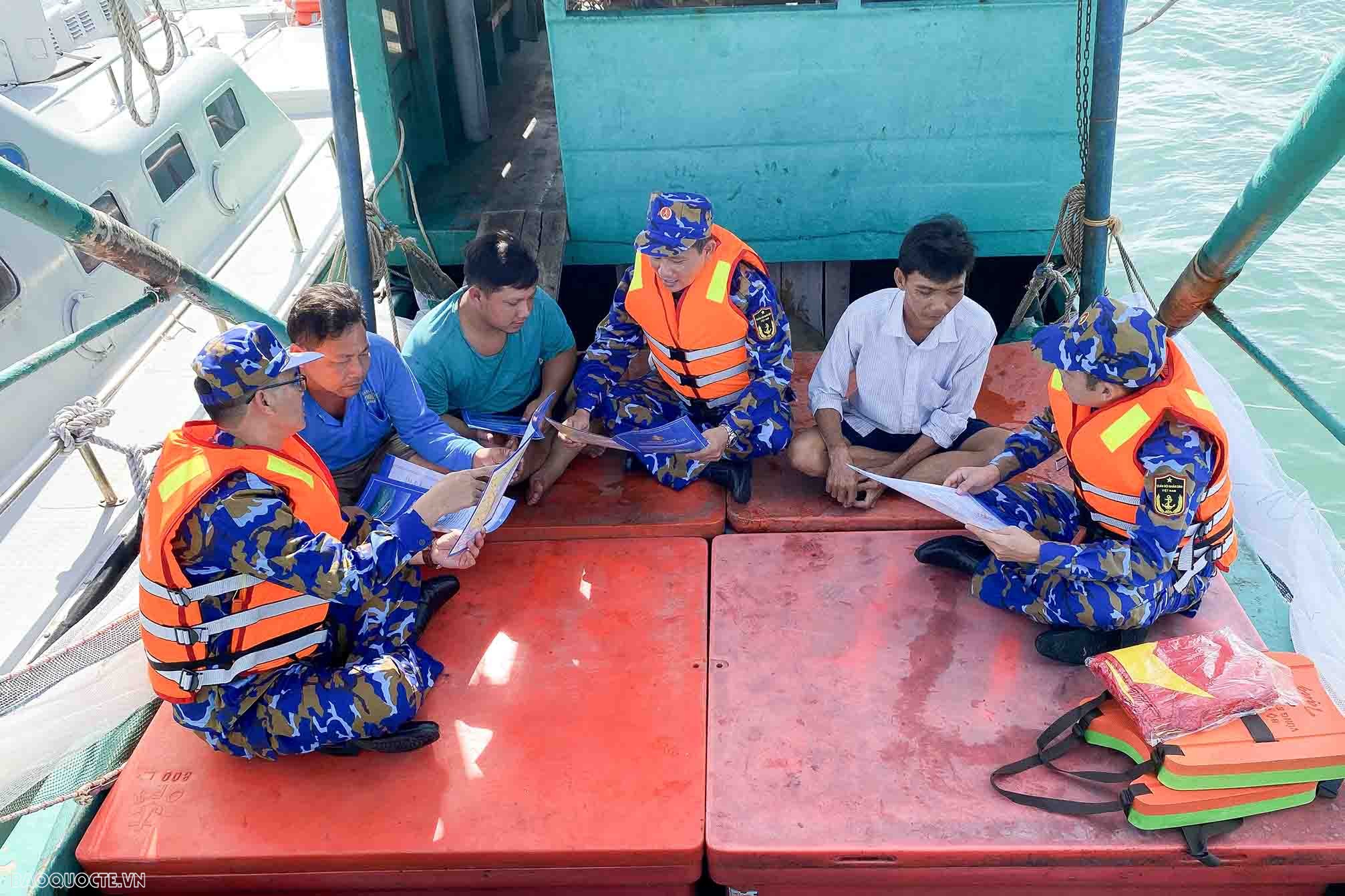 Рабочая группа 127-й бригады 5-го района ВМФ проводит пропаганду среди рыбаков против ННН-промысла