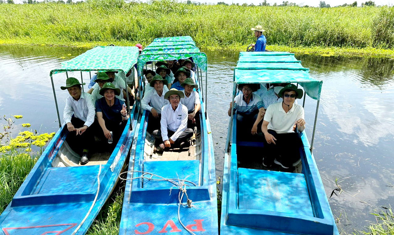 Vườn quốc gia U Minh Thượng tạm ngưng đón du khách để phòng cháy rừng- Ảnh 1. Du khách đến tham quan Vườn quốc gia U Minh Thượng - Ảnh: BÉ DIỄM
