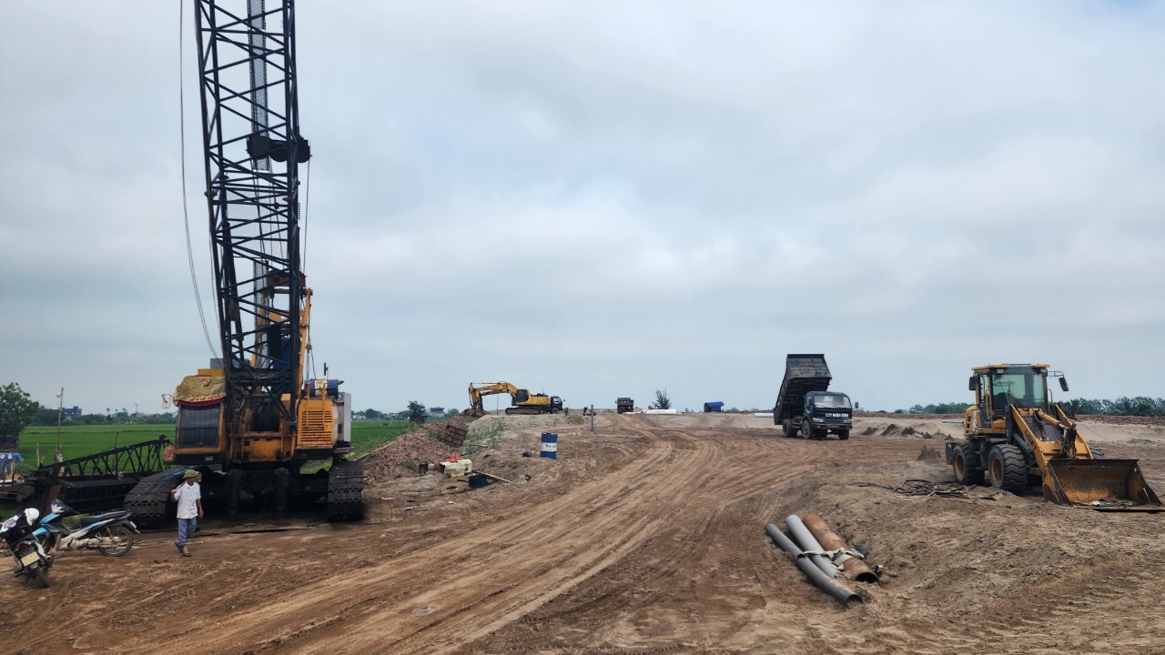 Vướng mặt bằng, 13km đường trục trong KKT Thái Bình nguy cơ chậm tiến độ- Ảnh 1. Vướng mặt bằng, 13km đường trục trong KKT Thái Bình nguy cơ chậm tiến độ- Ảnh 1.