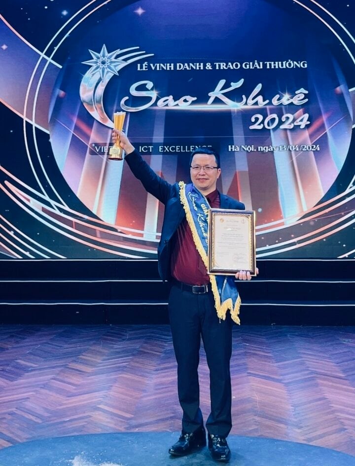 CEO Tony Vũ của job3s.vn đại diện nền tảng nhận Giải thưởng Sao Khuê 2024.