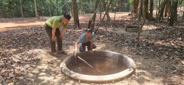 Xây bể chứa nước, bổ sung muối khoáng 'chống khát' cho thú rừng ảnh 1