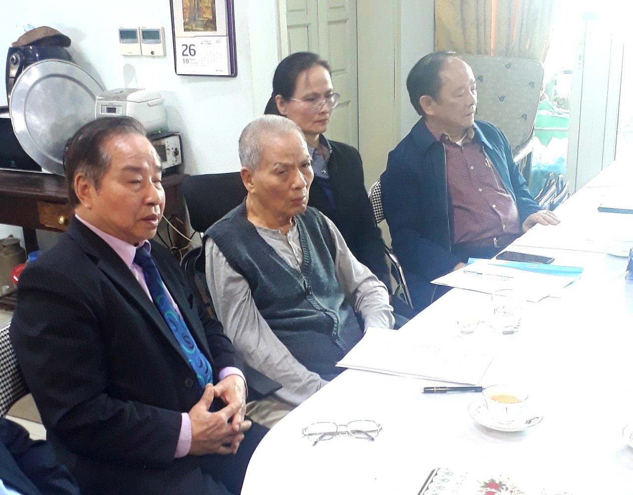 'Xin cứu lấy Trường đại học Kinh doanh và Công nghệ Hà Nội'- Ảnh 2. GS Trần Phương (người thứ hai từ trái sang) tại nhà riêng, đang ngồi nghe đoàn tổ chức hội nghị trù bị các nhà đầu tư HUBT báo cáo, tháng 10.2020