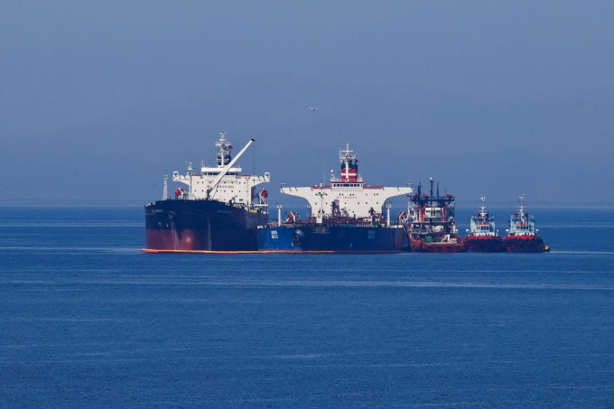 Dầu thô đang được chuyển giữa hai tàu dầu treo cờ Iran và Liberia ở ngoài khơi Hy Lạp. Ảnh: Reuters