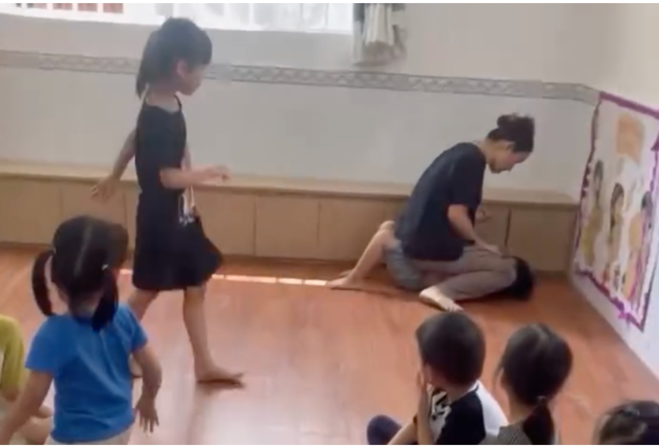 Chủ lớp mẫu giáo Tí Bo, bà Lâm Thị Bạch Nga ngồi đè lên người trẻ, ép ăn khiến bé hoảng sợ, khóc nhiều, ảnh hưởng tâm lý