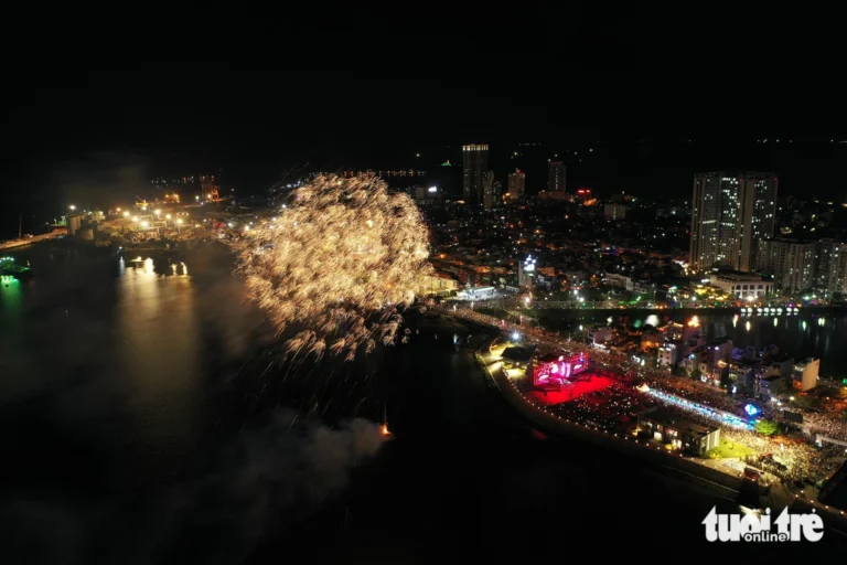 Lassen Sie sich am Abschlussabend von Amazing Binh Dinh von Drohnen und brillantem Feuerwerk verzaubern