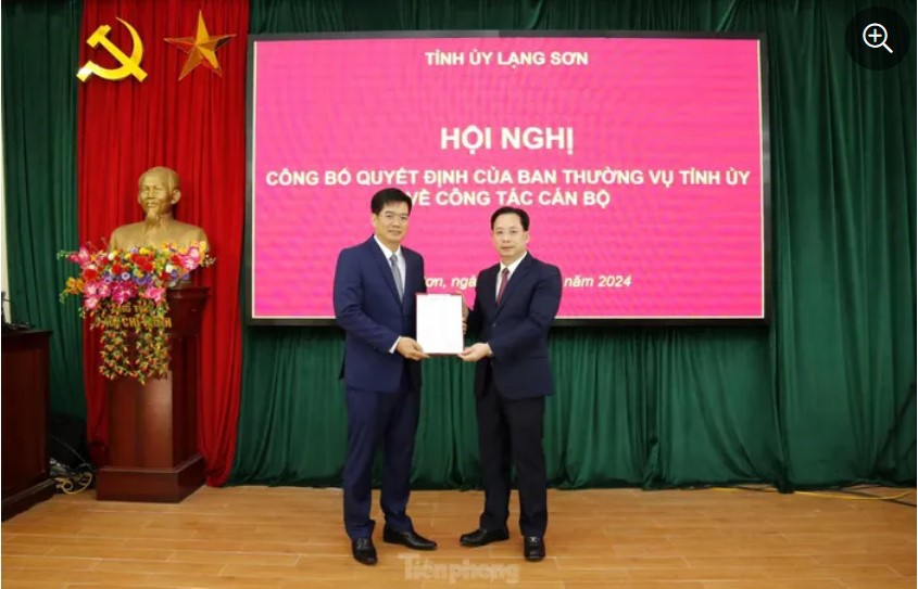Ông Hoàng Văn Nghiệm, Phó Bí thư Thường trực Tỉnh ủy Lạng Sơn trao Quyết định của Ban Thường vụ Tỉnh ủy cho ông Nguyễn Sỹ Tân.