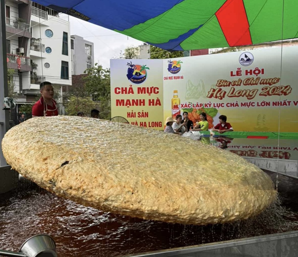 Đã làm thử thành công chiếc chả mực siêu to khổng lồ nặng 200kg. Ảnh Đoàn Hưng