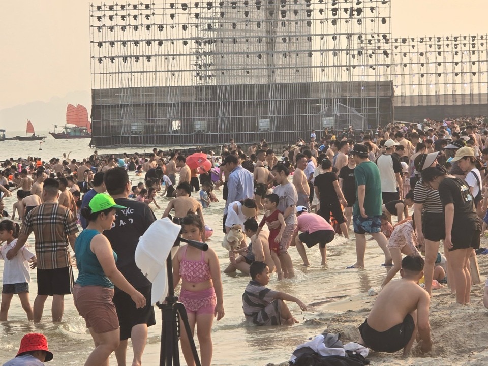 Touristen schwimmen und besuchen den Strand von Ocean Park. Vinh Quans Foto