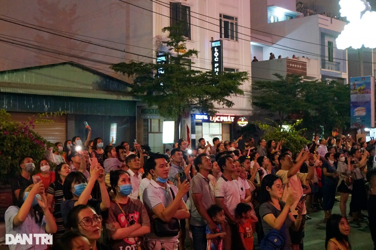 Mãn nhãn tiệc ánh sáng với 500 thiết bị bay trên bầu trời ở Bình Định