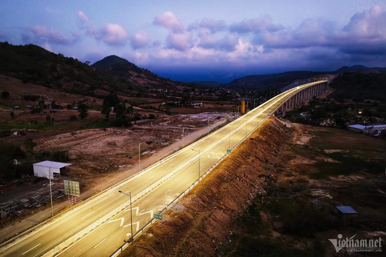 Toàn cảnh cao tốc Cam Lâm - Vĩnh Hảo gần 9.000 tỷ sẵn sàng thông xe dịp lễ 30/4