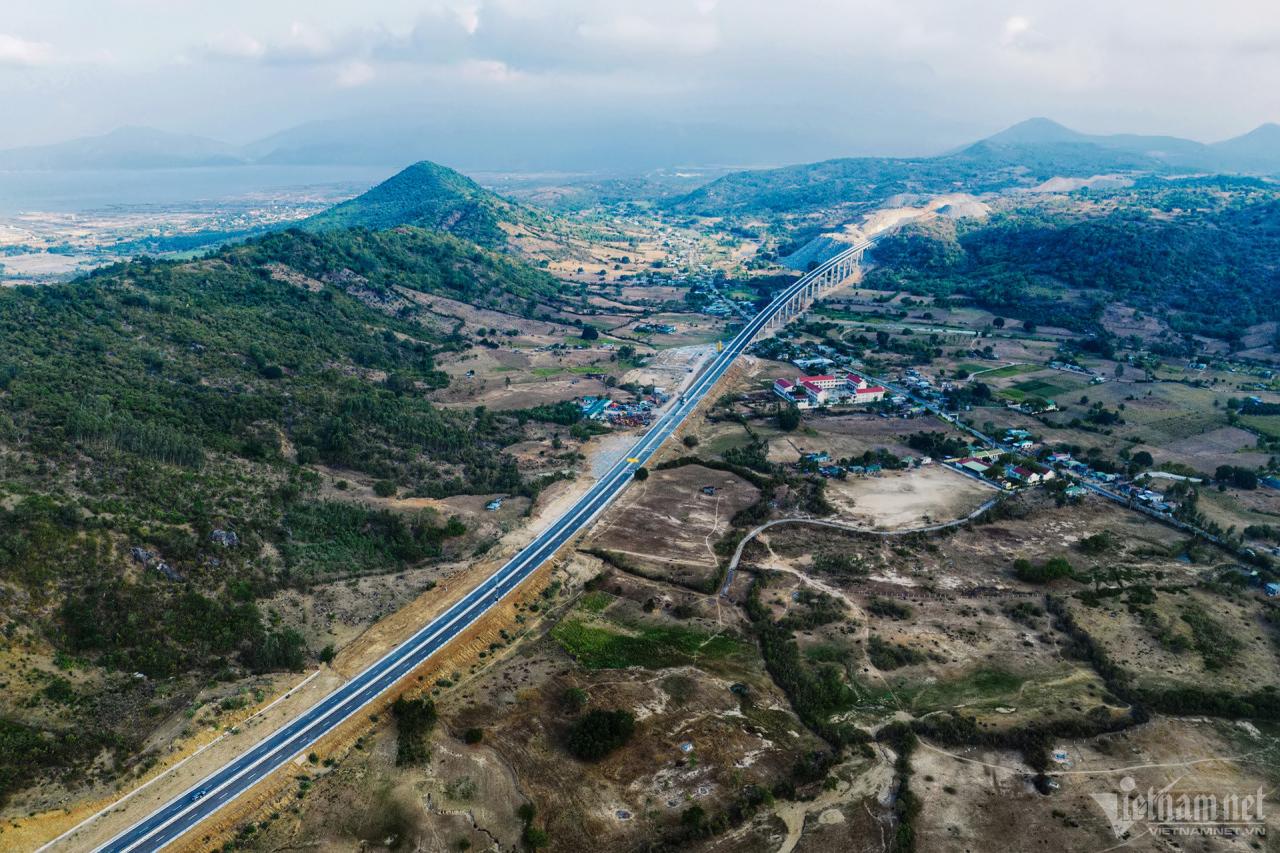 Toàn cảnh cao tốc Cam Lâm - Vĩnh Hảo gần 9.000 tỷ sẵn sàng thông xe dịp lễ 30/4